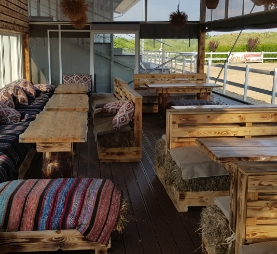 Павилион на открито за вкусни мезета и студена бира